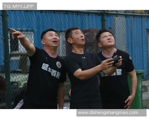 性格阳光的足球明星们展现友善与团队精神的魅力与风采 性格阳光的足球明星们展现友善与团队精神的魅力与风采